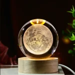 Lampe Boule de Cristal 3D "Système Solaire" – Sphère en Verre Gravée et Socle en Bois Lumineux